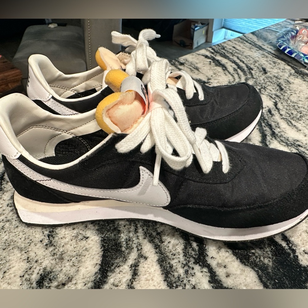 NIKE RUNNING SHOES/ BLK AND WHITE